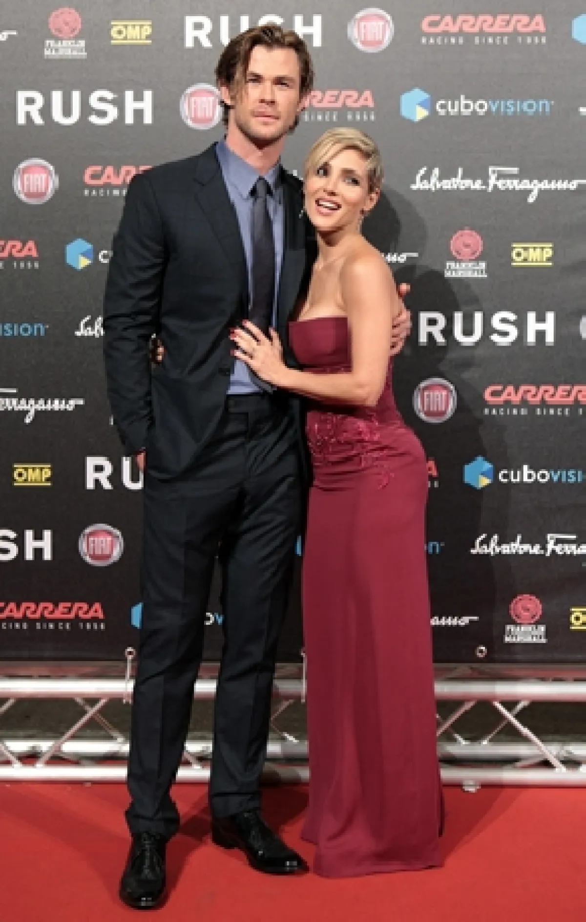 Chris Hemsworth y su esposa Elsa Pataky deleitaron con su presencia al público italiano en premiere de película.