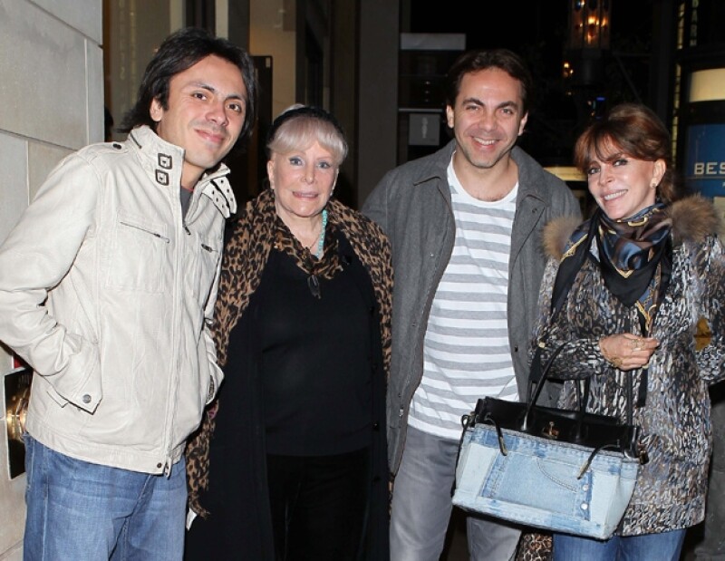 Aquí la familia Castro después de un paseo por The Grove en Los Ángeles, California.