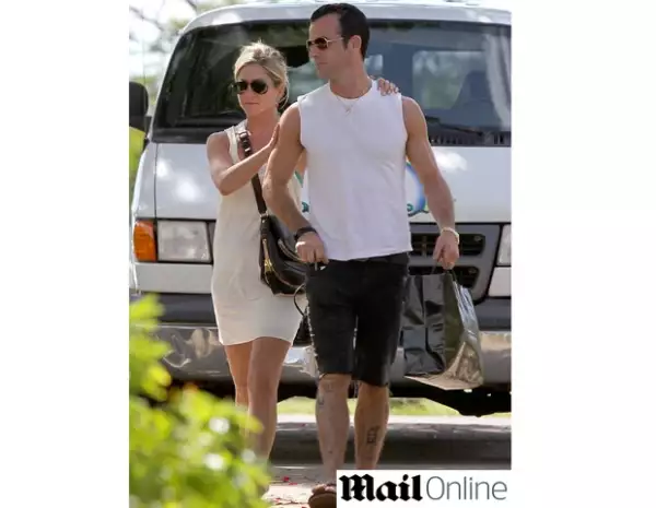 Jennifer luce muy enamorada de su novio Justin Theroux.