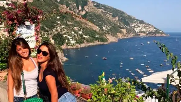 Tras su derrota ante Alemania, el futbolista argentino viajó a Capri en compañía de su familia y un grupo de amigos.
