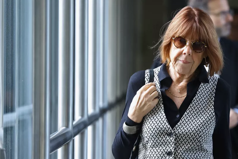 Gisele Pelicot, que supuestamente ha sido drogada y violada por hombres solicitados por su marido Dominique Pelicot en su casa en la ciudad de Mazan, en el sur de Francia, es vista durante el juicio de su marido con 50 coacusados, en el juzgado de Aviñón, Francia, el 1 de octubre de 2024. 