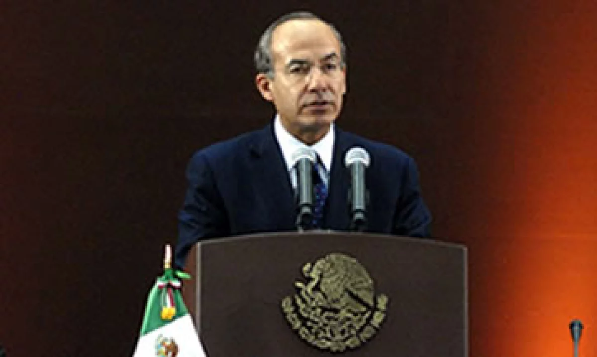 El presidente Calderón espera el retiro total de los focos incandescentes en los próximos años. (Foto: Notimex)