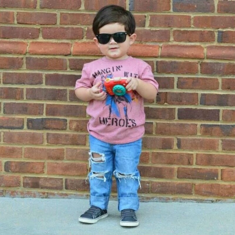 Mauri usando una t-shirt de Target, jeans de JC Penney y zapatos de Children's Place.