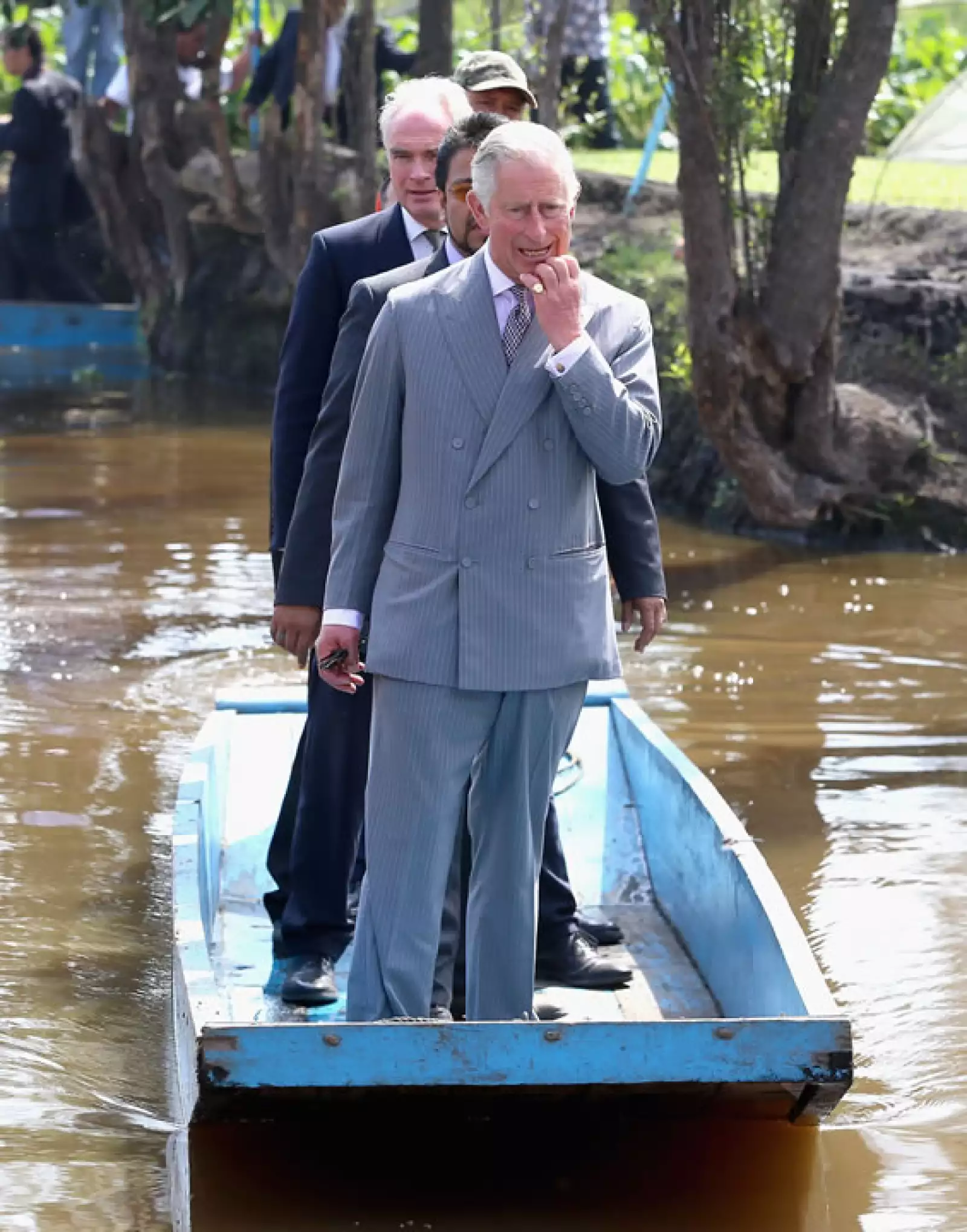 Carlos paseó por el lago.