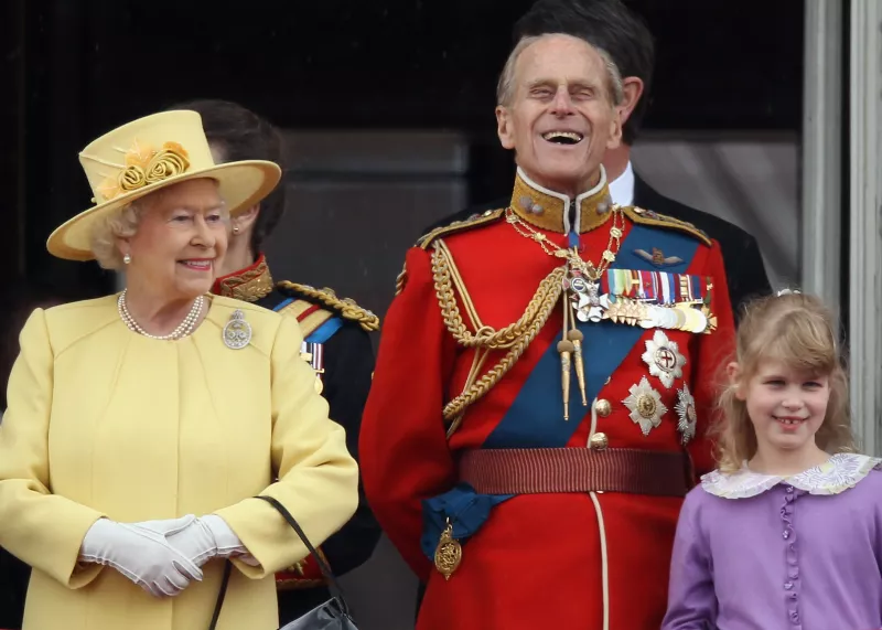 reina Isabel y lady Louise Windsor 