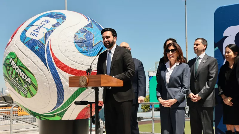 El alcalde de Nueva York, Zohran Mamdani, habla durante una conferencia de prensa en el Parque Comunitario del Hospital Universitario de Staten Island el 27 de abril de 2026 en la ciudad de Nueva York. El alcalde Mamdani se unió al gobernador. Kathy Hochul, funcionarios del gobierno y miembros del Comité Anfitrión de la Copa Mundial de la FIFA 2026 de Nueva York y Nueva Jersey, ya que anunciaron que Nueva York organizará cinco fiestas gratuitas para ver la Copa del Mundo en varias partes de Nueva York
