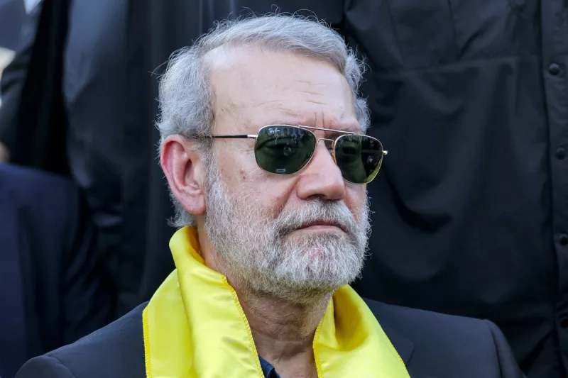 El jefe de seguridad de Irán, Ali Larijani, asiste a una ceremonia del movimiento chiíta libanés Hezbolá para conmemorar el primer aniversario del asesinato por parte de Israel de su líder de toda la vida, Hassan Nasrallah, en los suburbios del sur de Beirut, el 27 de septiembre de 2025.