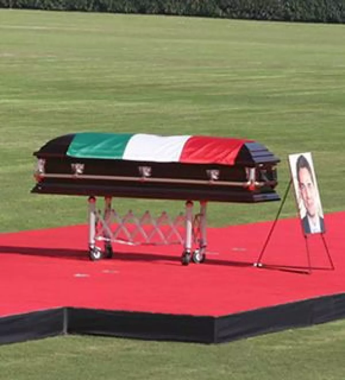 El féretro fue regresado a la funeraria para luego llevar las cenizas de Juan Camilo a Campeche, donde se prevé que le rindan otro homenaje póstumo.