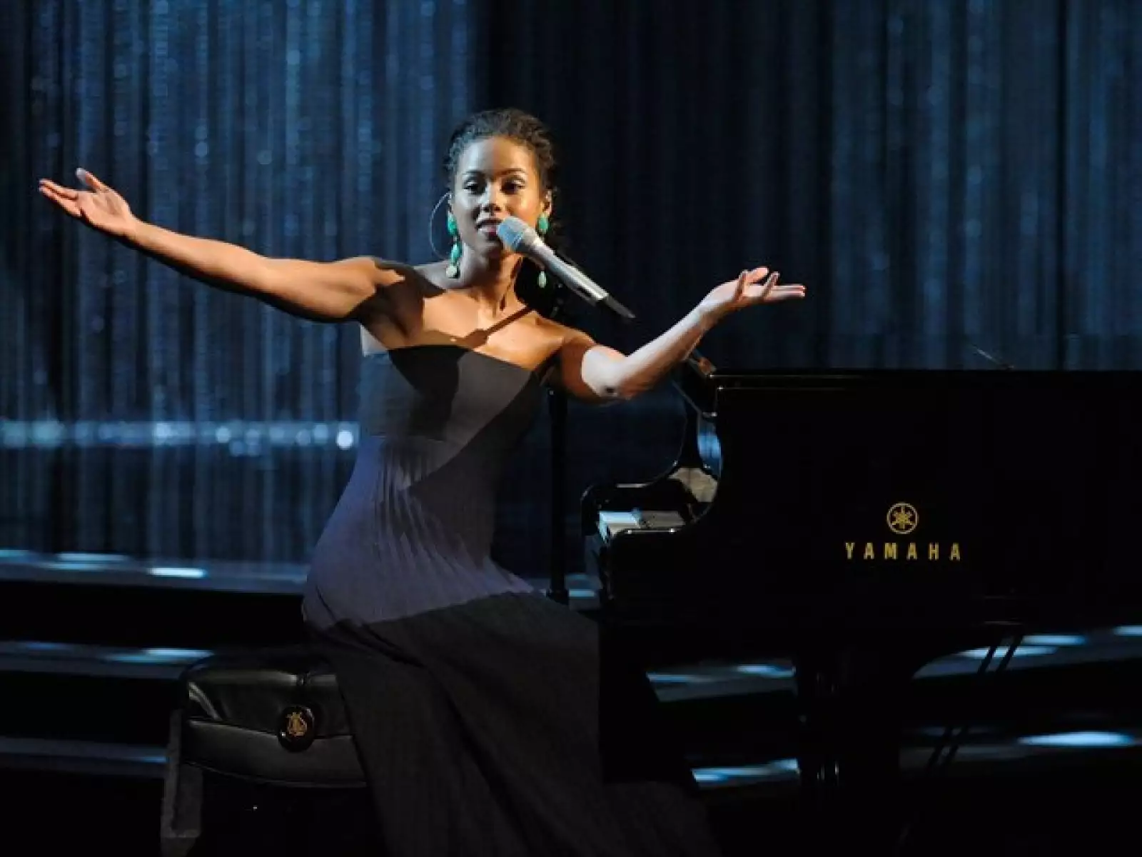 Como siempre espectacular, en voz e imagen, Alicia Keys cantó en el evento que premia a los héroes de CNN.