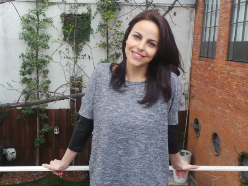 Alejandra Ambrosi cuenta en exclusiva cómo retoma su carrera con la película “Manual de principiantes para ser presidente”, donde interpreta el papel de una Primera Dama, mostrando su lado más íntimo.