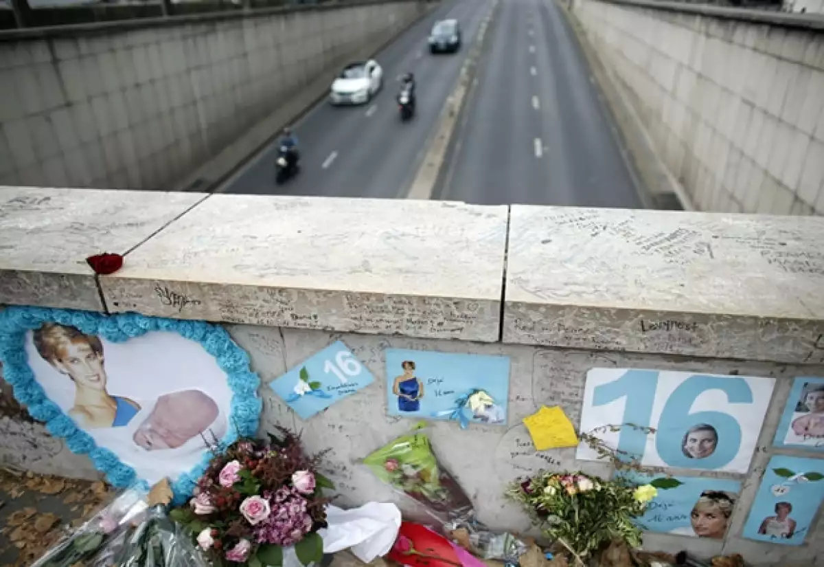 Así luce el Pont Del Alma en París, a 16 años de la muerte de la princesa.