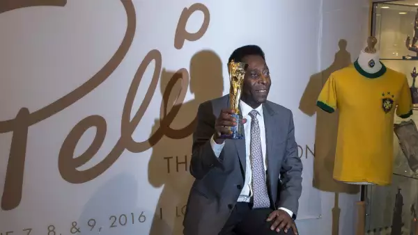 Es el único futbolista en obtener tres copas del mundo.