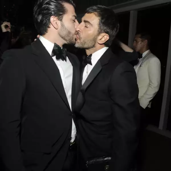 El modelo y el diseñador demostraron su amor durante la entrega de premios sin ningún tapujo.