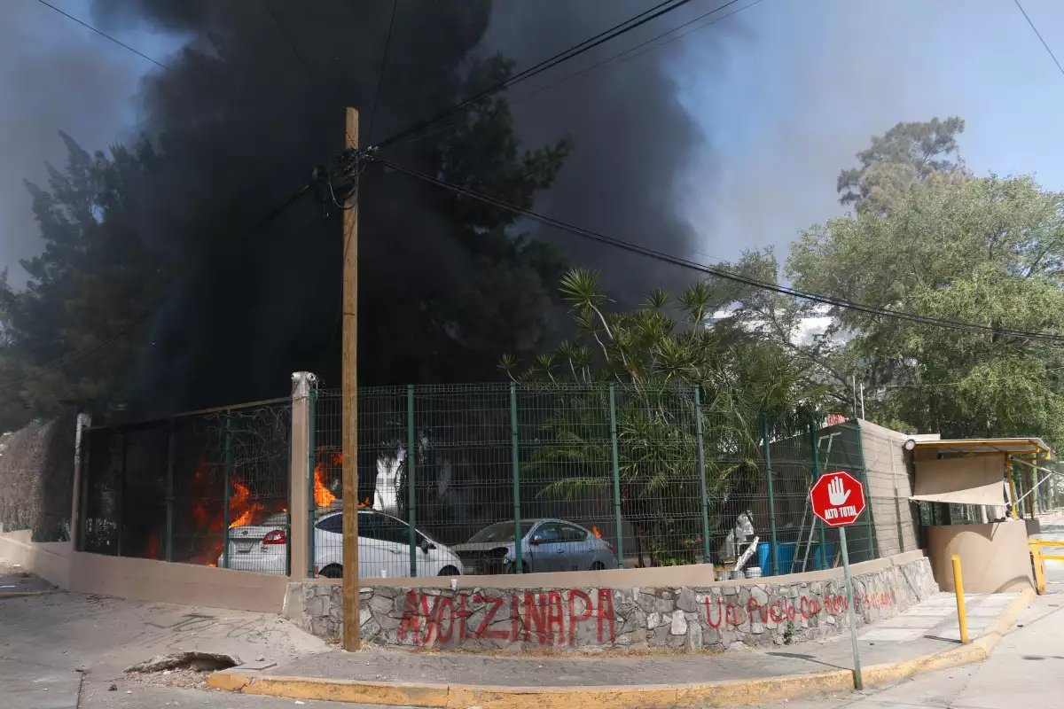 Normalistas Atacan la Fiscalía-11