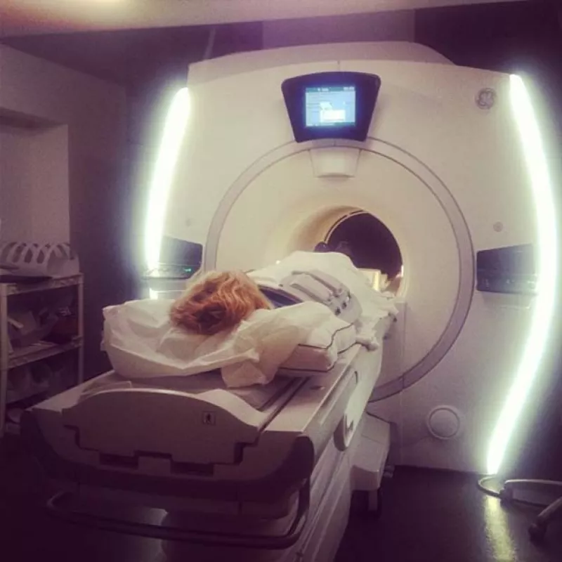 Esta tarde la cantante mexicana compartió dos imágenes de sus chequeos médicos luego de sufrir la enfermedad que la mantuvo con fuertes dolores durante dos años.