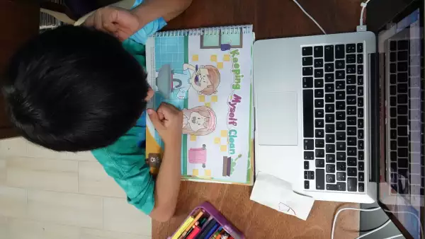 Niños toman clases a distancia.