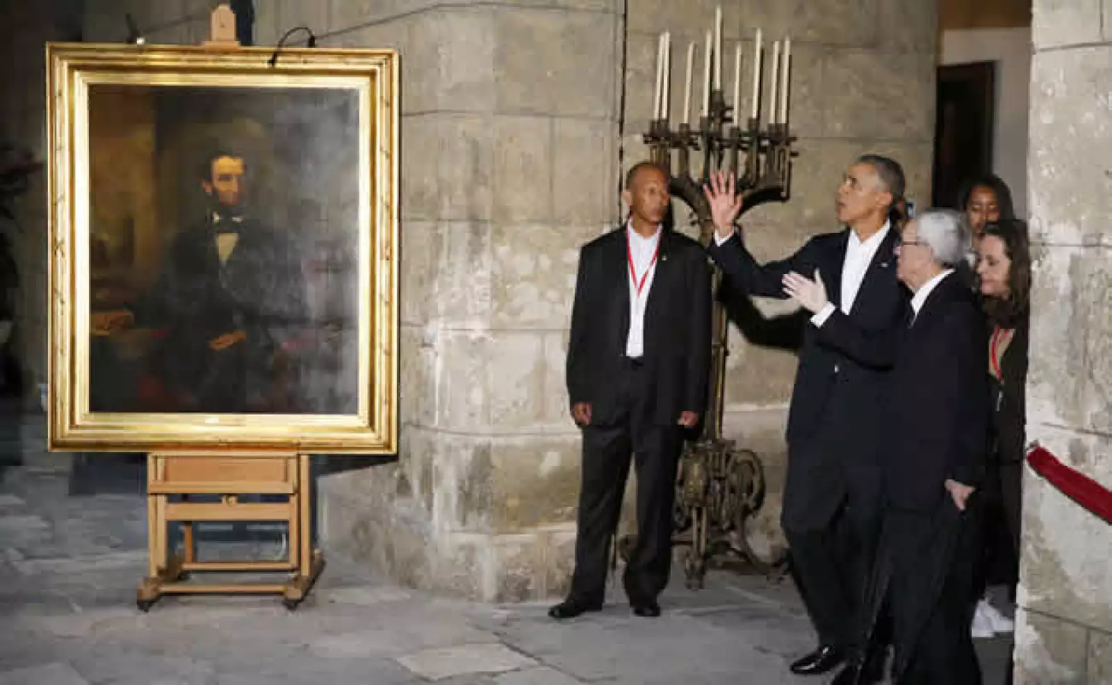 Obama y su familia visitaron también el interior del edificio del antiguo gobierno colonial y que ahora alberga el Museo de la Ciudad.