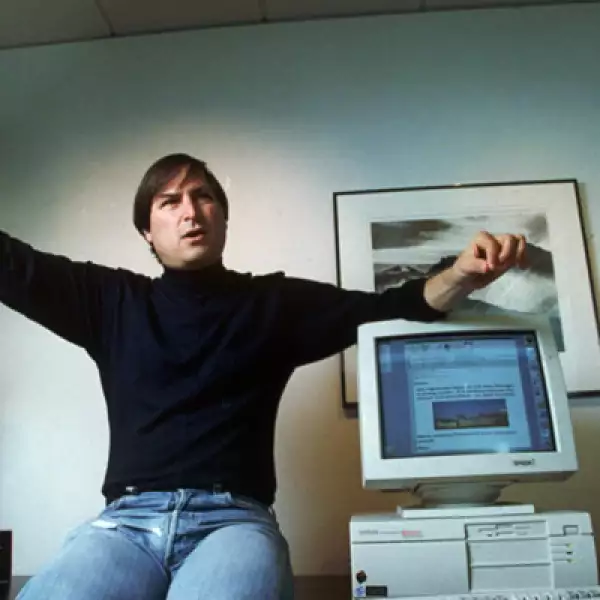 Steve Jobs fue criado por una familia adoptiva en Silicon Valley, que por entonces dejaba de ser un lugar de huertos y se convertía en hogar de trabajadores de Lockheed y otras compañías de tecnología, así como de la industria militar.