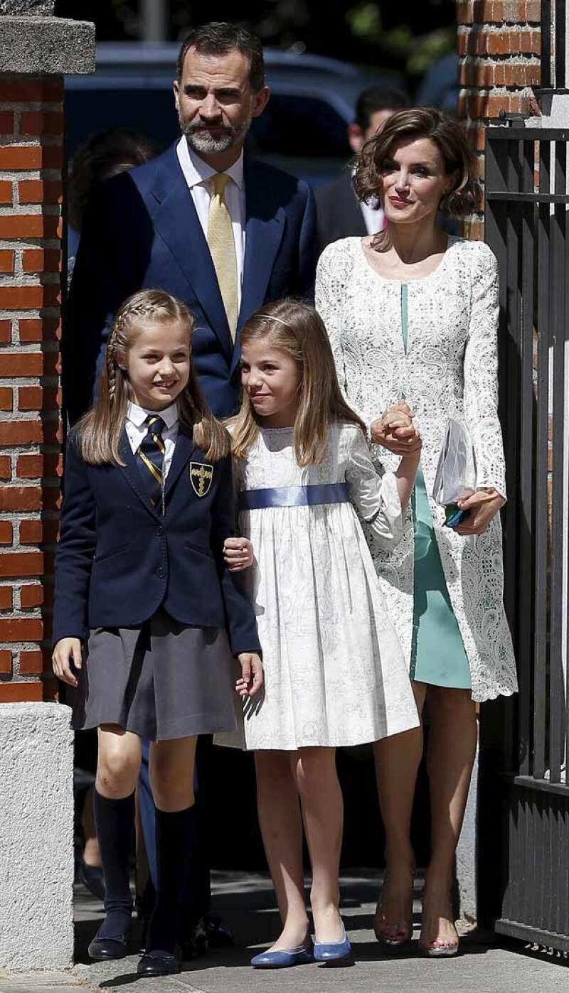 Los reyes españoles a su salida de Parroquia Asunción de Nuestra Señora, tras la primera comunión de Leonor.