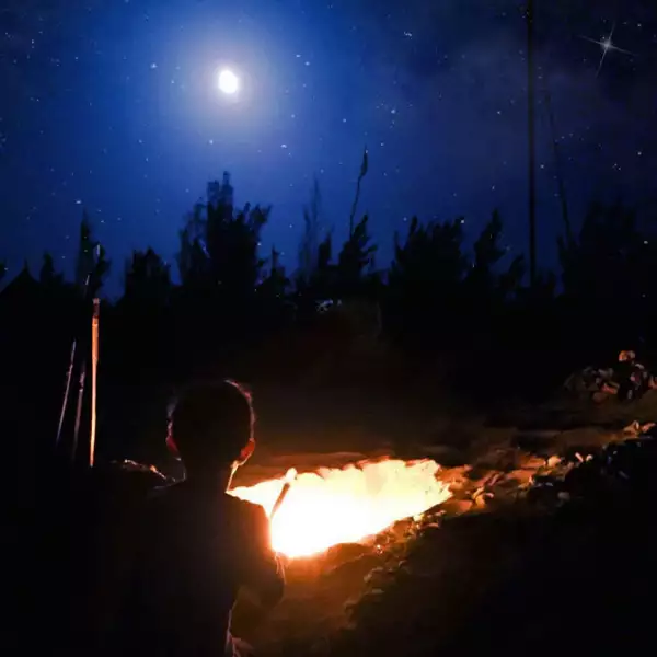 Aprovecharon para quemar bombones y salchichas frente a una fogata.