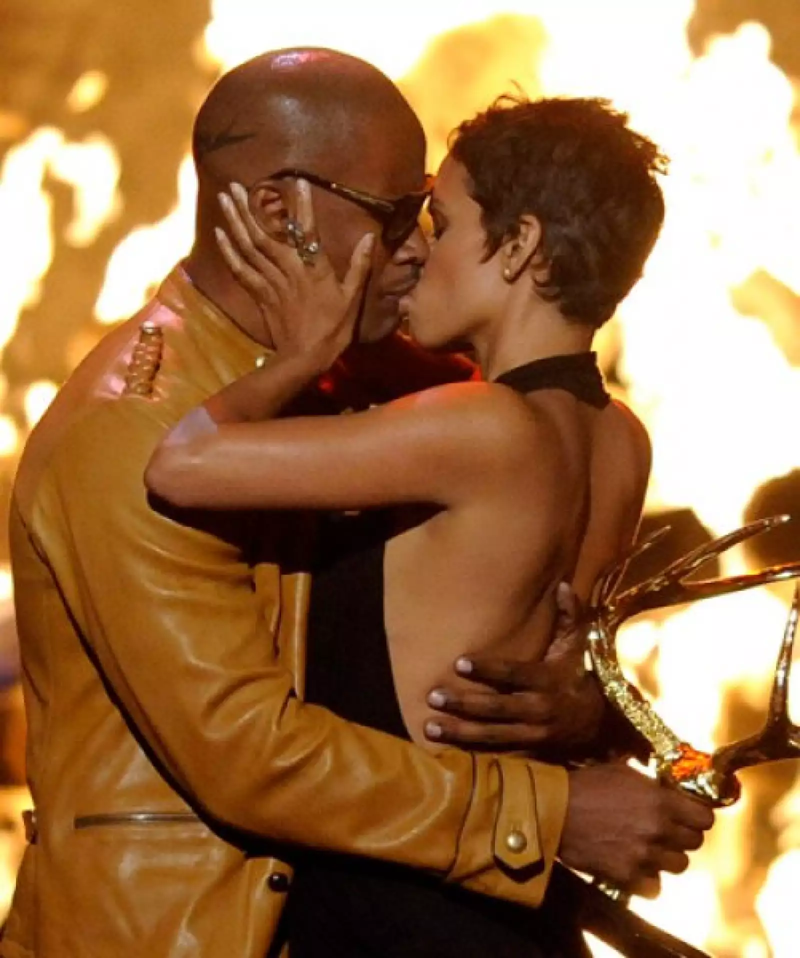 Y vaya que lo celebreó, pues le plantó tremendo beso a su colega Jamie Foxx, quien le etregó el galardón.