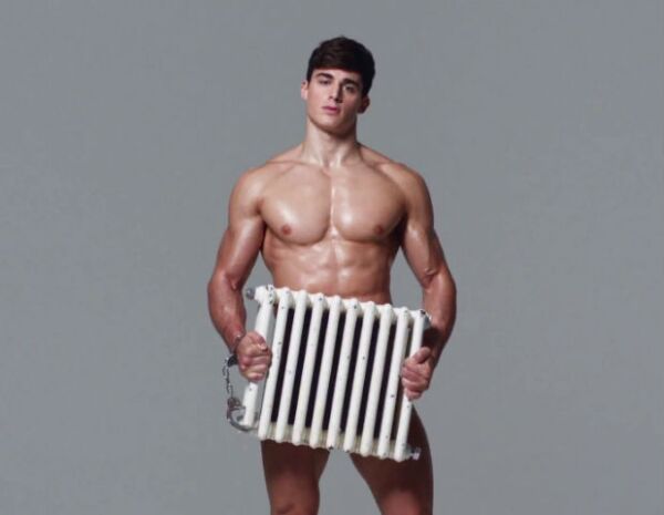 Pietro Boselli en plena labor de modelaje.