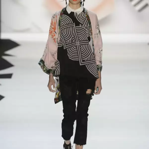 Chamarra tipo kimono en tono rosa pastel, blusa abstracta con ripped jeans negros y zapatos oxford.