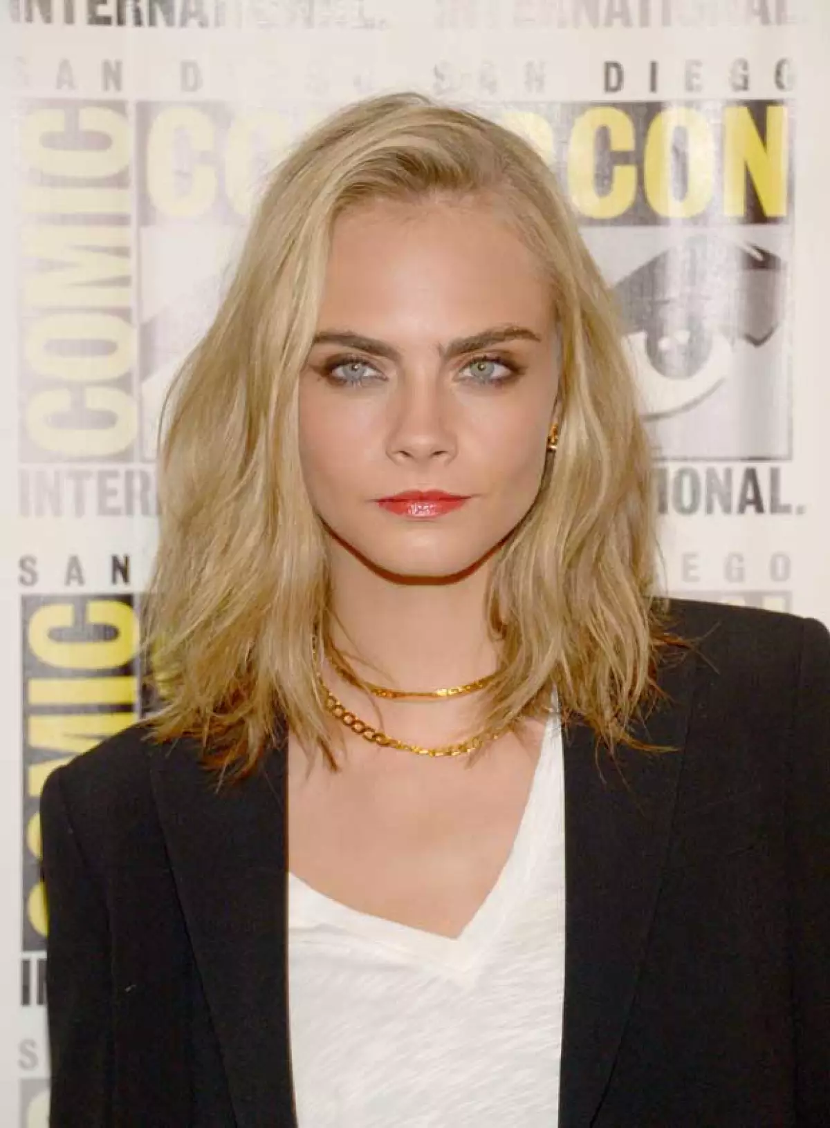 La modelo y actriz británica decidió dejar atrás su larga melena para seguir la tendencia en haircuts que celebs como Alessandra Ambrosio y Miranda Kerr han adoptado desde el año pasado.