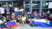 Decenas de migrantes procedentes de Venezuela, Nicaragua y Guatemala, cosieron sus labios en forma de protesta al quedarse varados en la central de autobuses de Monterrey. Los migrantes tienen su pasaje pagado hasta Ciudad Acuña, Coahuila, sin embargo el Instituto Nacional de Migración no los deja continuar su viaje y tampoco han recibido un reembolso por sus boletos. A Monterrey han arribado al menos dos mil migrantes que viajaron en caravana desde Chiapas.