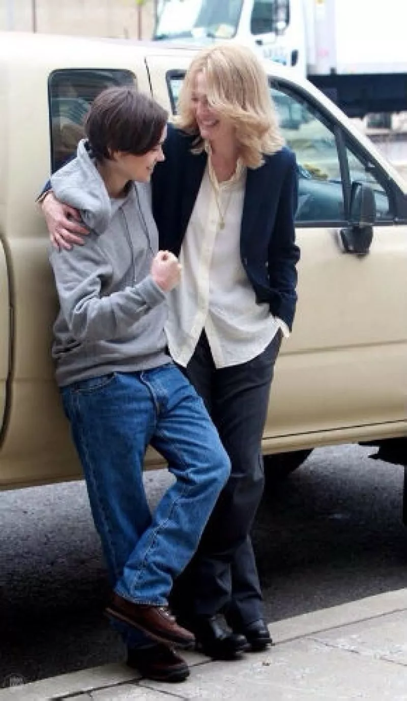 La joven actriz y Julianne Moore no pueden creer que han visto frenado el rodaje de su nuevo proyecto por culpa de actitudes homofóbicas en una de sus locaciones.