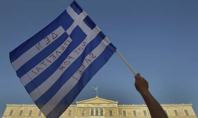 Los ministros de la zona euro entregarán un nuevo crédito a Grecia para que no incumpla con su pago de deuda. (Foto: Reuters)