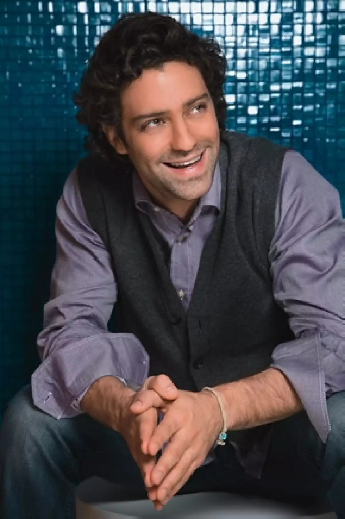 Ari está recién comprometido.