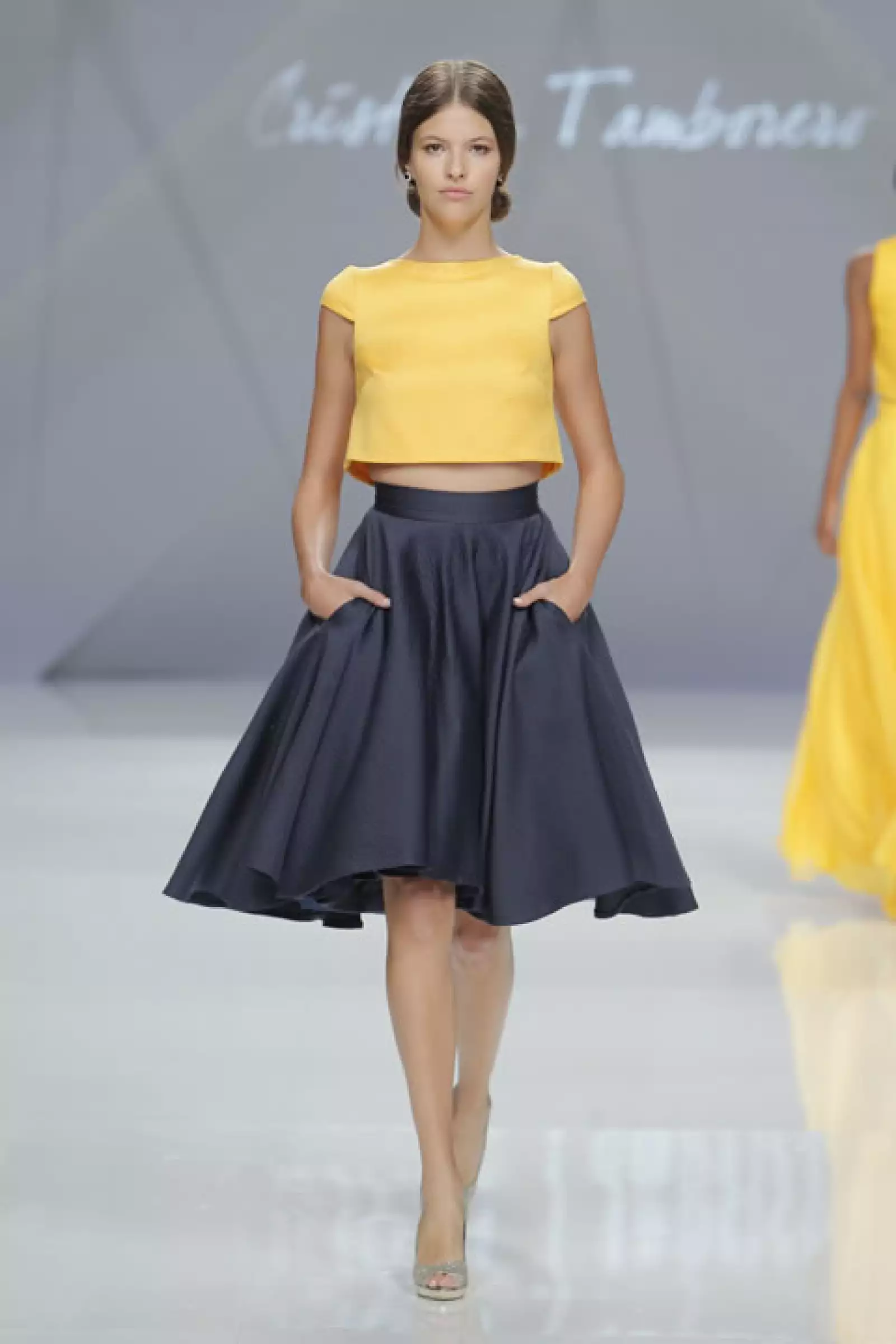 El crop top sigue fuerte para 2017.