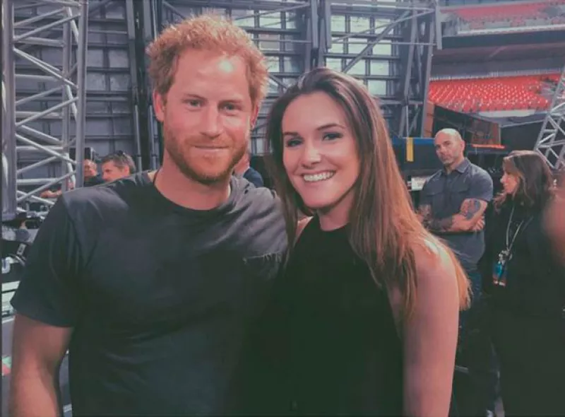 Una joven británica despertó rumores de romance tras publicar una foto con le príncipe con la leyenda "Mi nuevo novio".