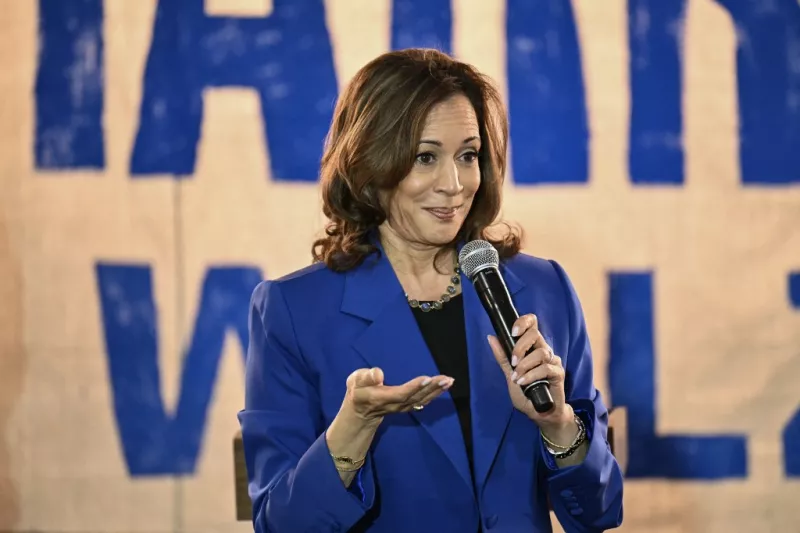 La vicepresidenta de Estados Unidos y candidata presidencial demócrata, Kamala Harris, habla durante una parada en su gira en autobús de campaña en Rochester, Pensilvania, el 18 de agosto de 2024.