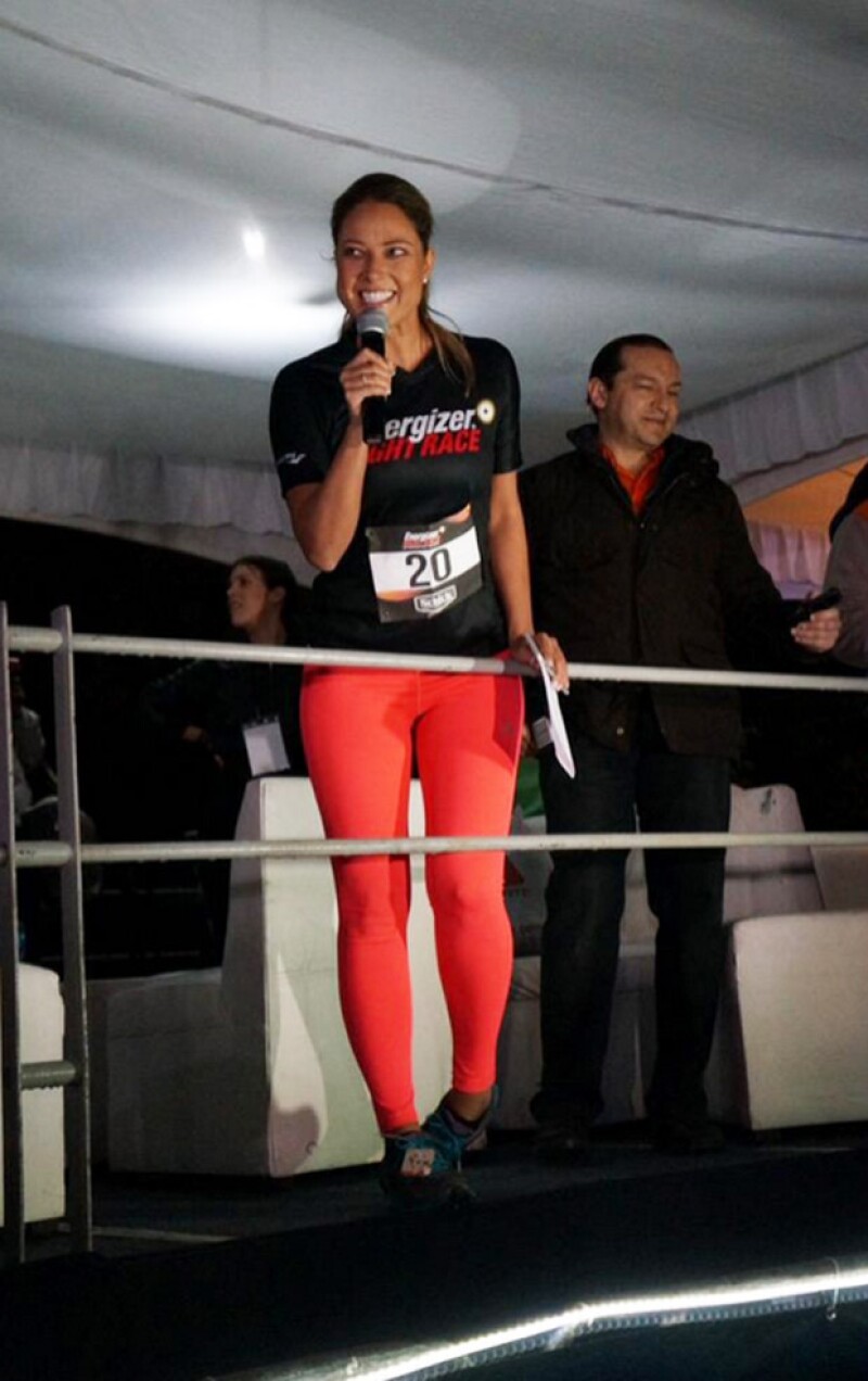 Vane Hupp corrió 10 km de la mano de su nuevo galán el sábado pasado en una carrera nocturna.