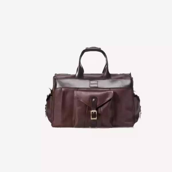 Massimo Dutti propone una sofisticada manera de viajar con una maleta confeccionada en piel de becerro.