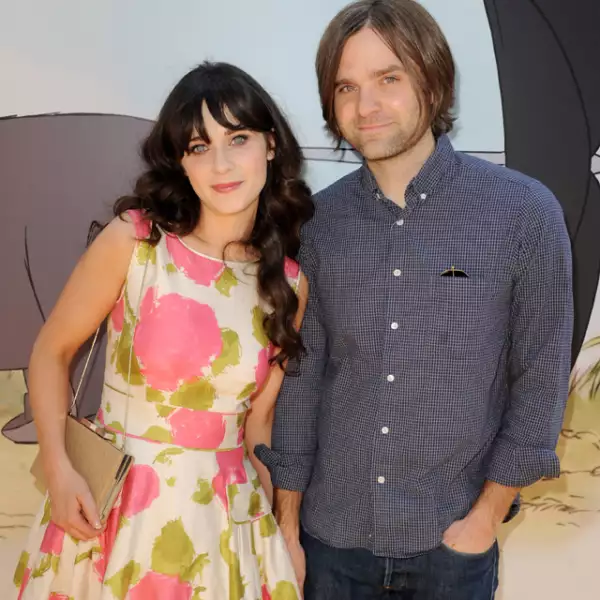 Del 2009 al 2011 Zooey Deschanel estuvo casada con el vocalista de The Postal Service y Death Cab for Cutie, Ben Gibbard.