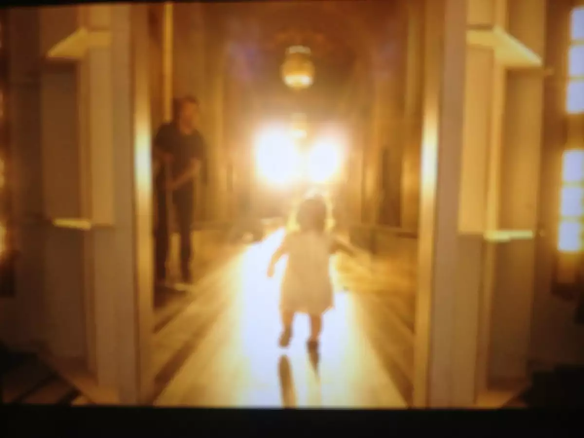 Harper dio sus pasos por el catwalk.