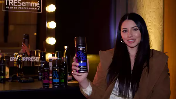 Justine Marjan, la estilista Global de TRESemmé posa en backstage con algunos productos de la marca en el New York Fashion Week.