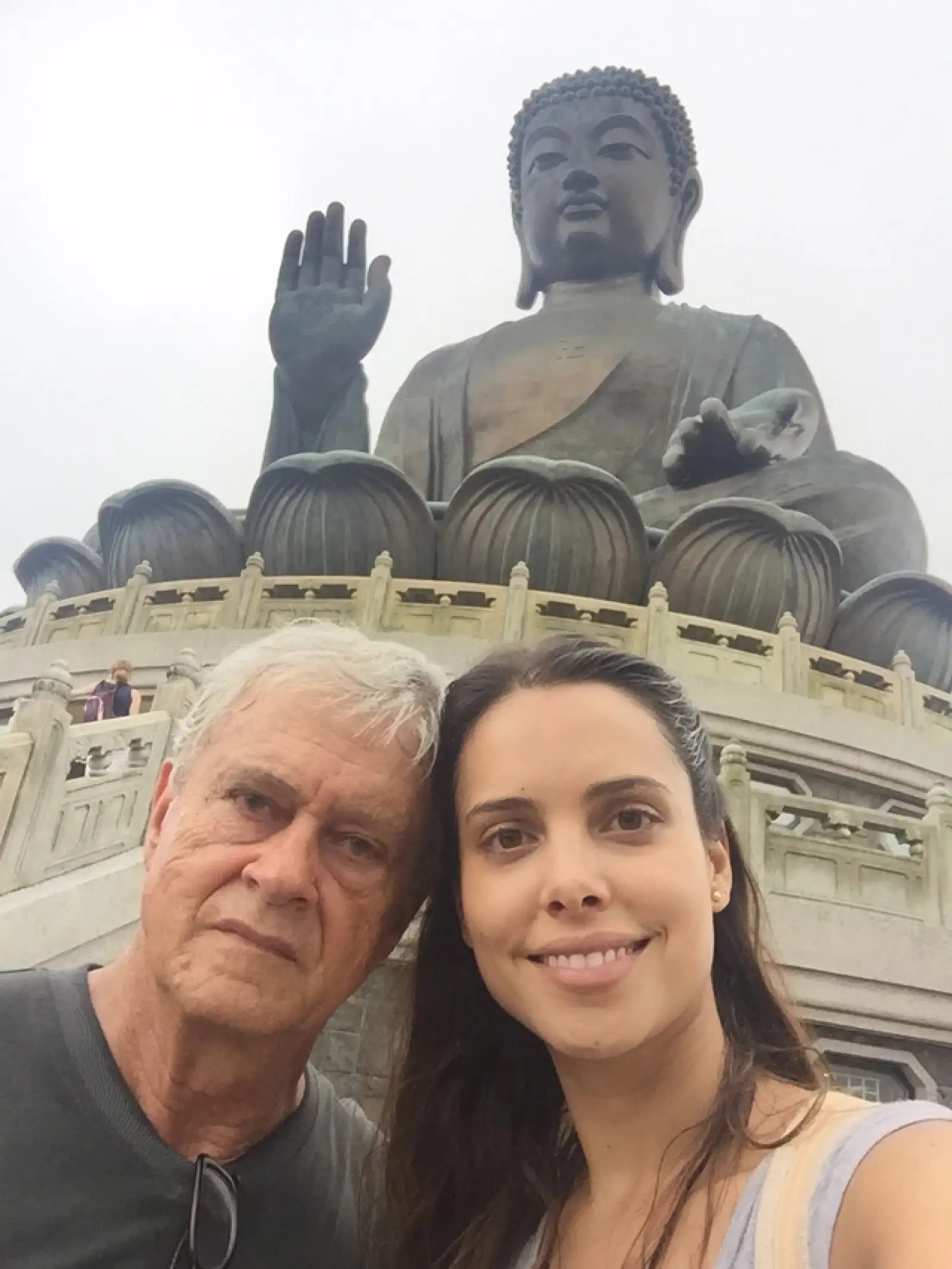 Vanesa y su papá con el Tian Tan a sus espaldas.