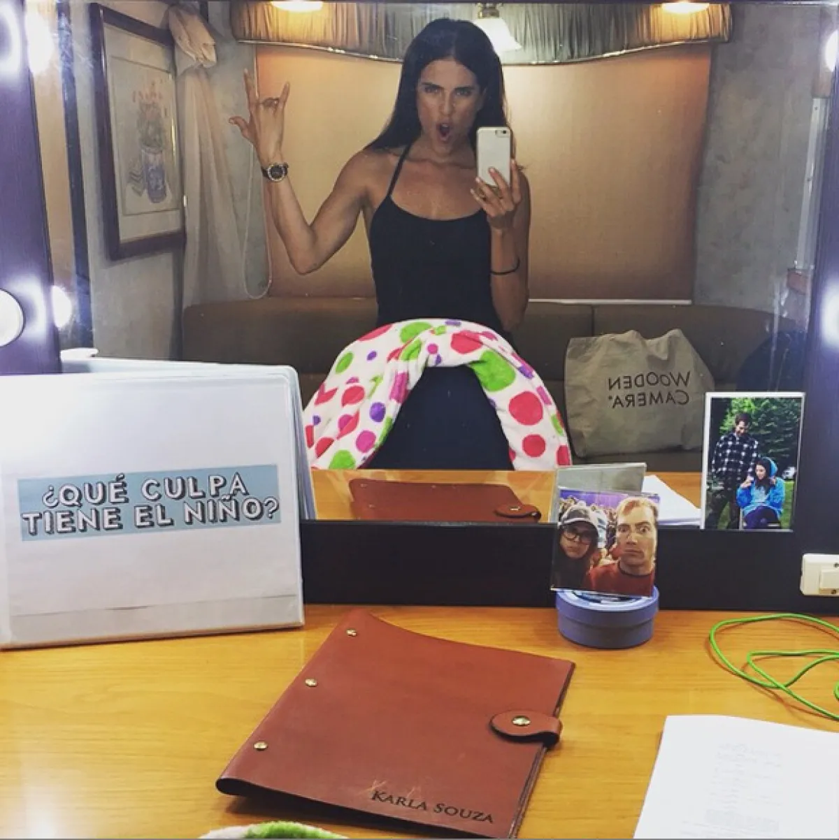 Karla Souza tiene fotos de su esposo dentro de su camerino en México.