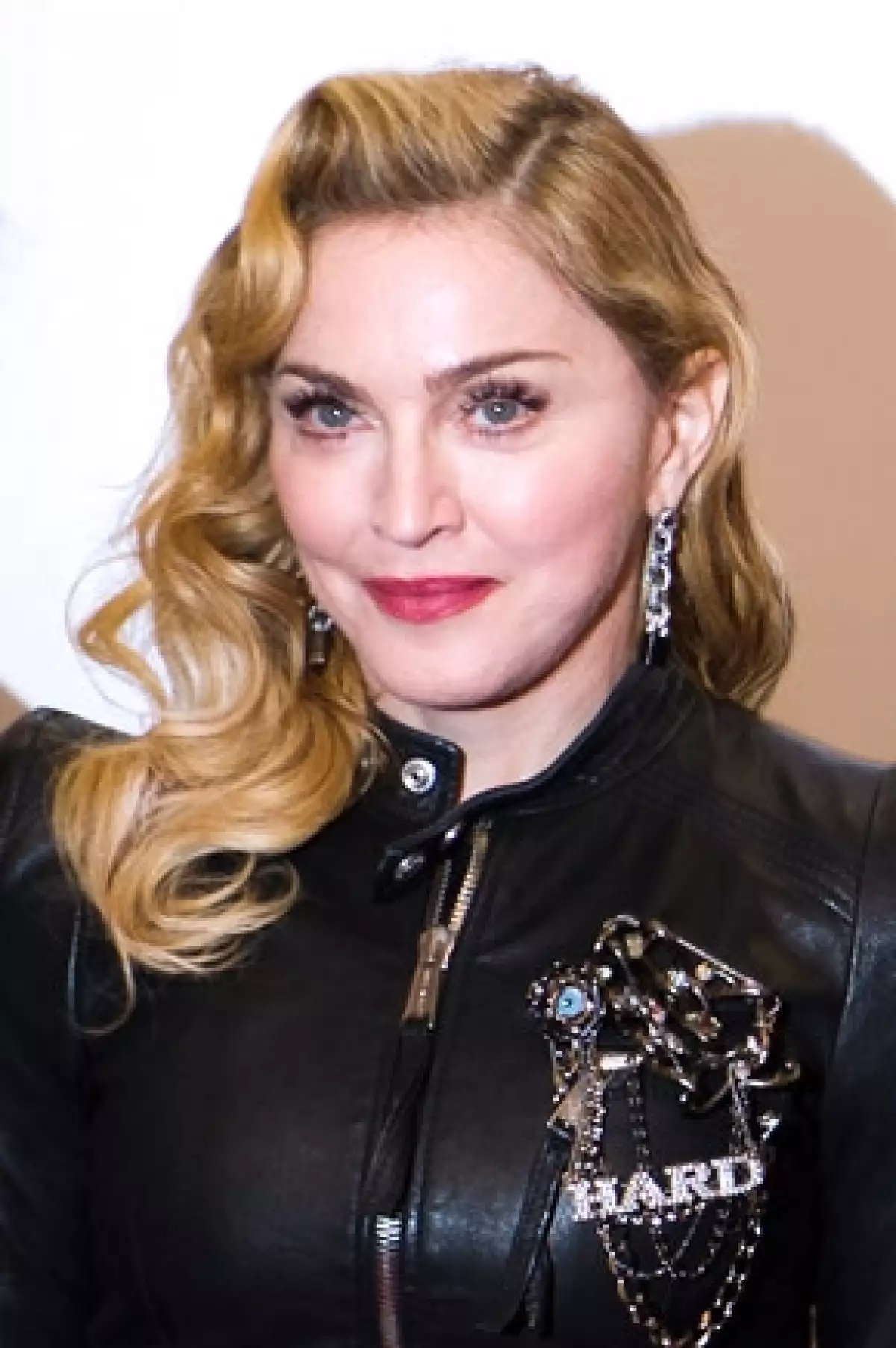 La cantante de 27 años dijo que no le interesa lo que la Reina del Pop piense sobre ella, inclusive aseguró que Madonna está enojada con ella por su indiferencia.