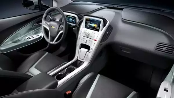 El Volt cuenta con ocho bolsas de aire y control de estabilidad electrónico StabiliTrak con control de tracción.