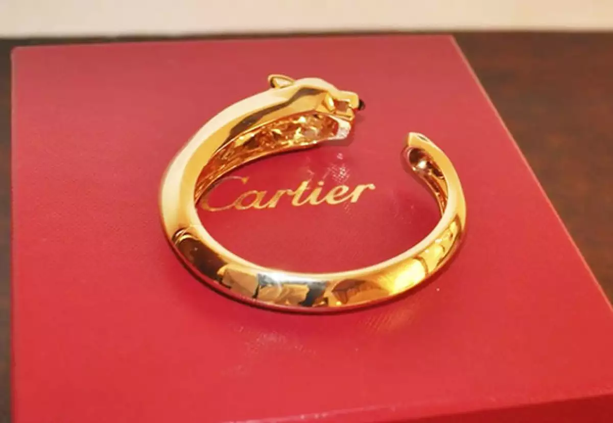 El brazalete Panthére de Cartier fue lo que Kanye le regalo a Kim en su cumpleaños 32.