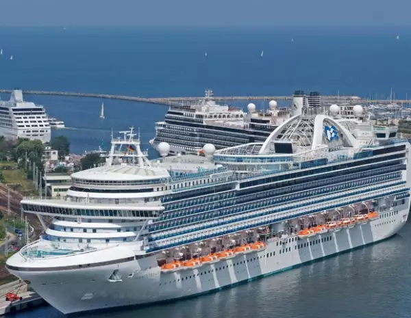 En honor al centenario del naufragio del Titanic, dos barcos, el Azamara Journey (en la imagen) y el MS Balmoral, se encontrarán en el punto exacto del hundimiento, a las 2:20 de la madrugada del domingo, para realizar una misa en altamar.