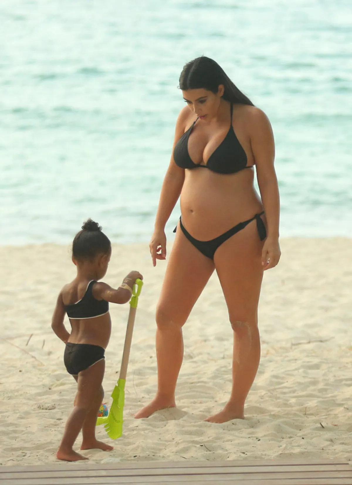 Durante su paseo por la playa, North jugaba con su madre y sus brazos tenían tatuajes falsos dorados.