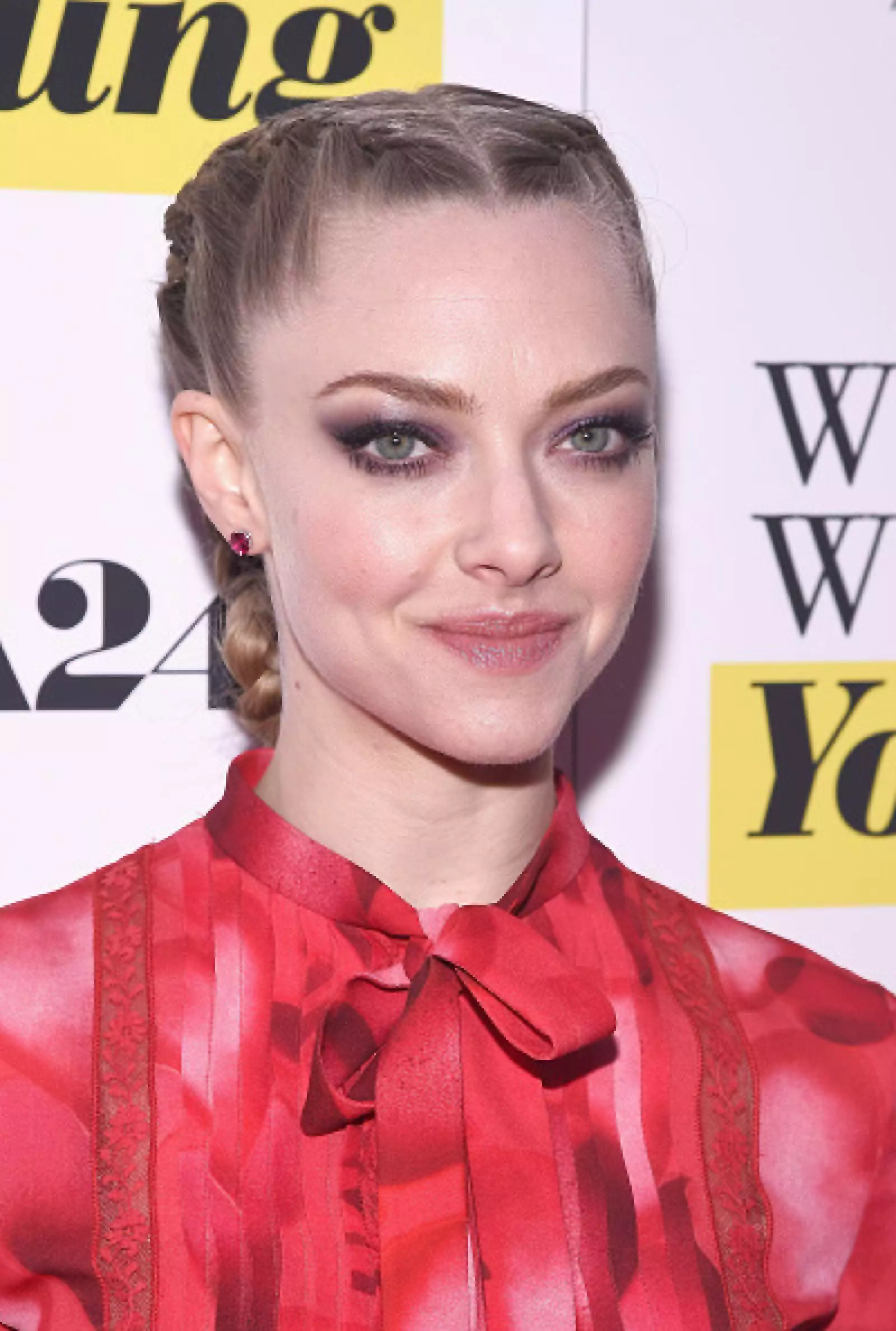 El contraste de piel blanca con smokey eyes es una de las cosas que nos encanta de Amanda Seyfried. Sabe cómo lucir esos ojazos con sobras súper oscuras.
