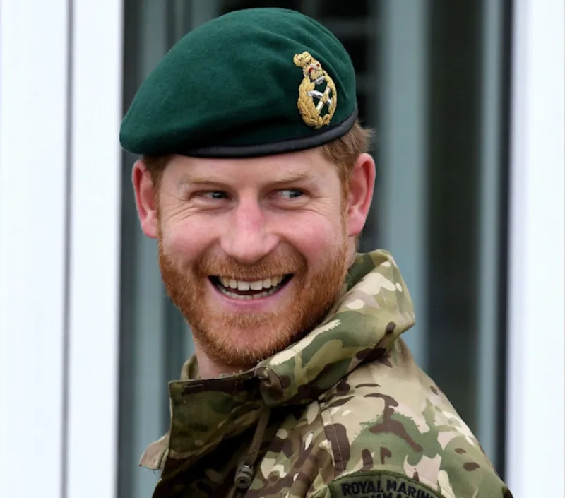príncipe-harry-boina-verde.jpg.png