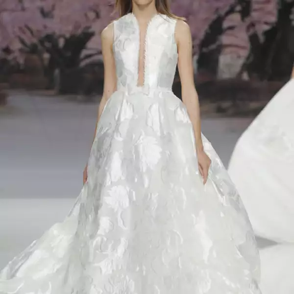 Los labios rosados aluden al color de los cerezos.